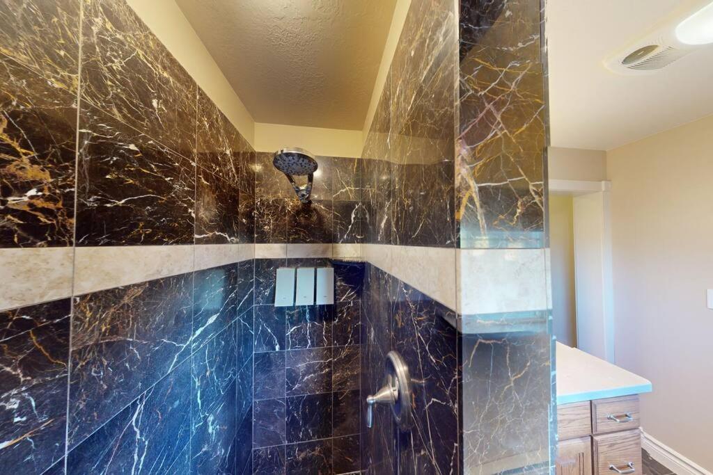 Tacit Shadow Resort Shangri-La King Suite, Gym, Coffee Bar, Hot-Tub, Free Laundry, Food Available Parowan Exterior photo