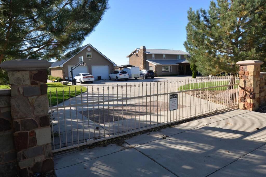Tacit Shadow Resort Shangri-La King Suite, Gym, Coffee Bar, Hot-Tub, Free Laundry, Food Available Parowan Exterior photo