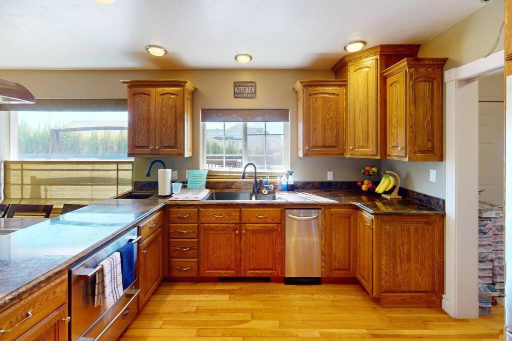Tacit Shadow Resort Shangri-La King Suite, Gym, Coffee Bar, Hot-Tub, Free Laundry, Food Available Parowan Exterior photo