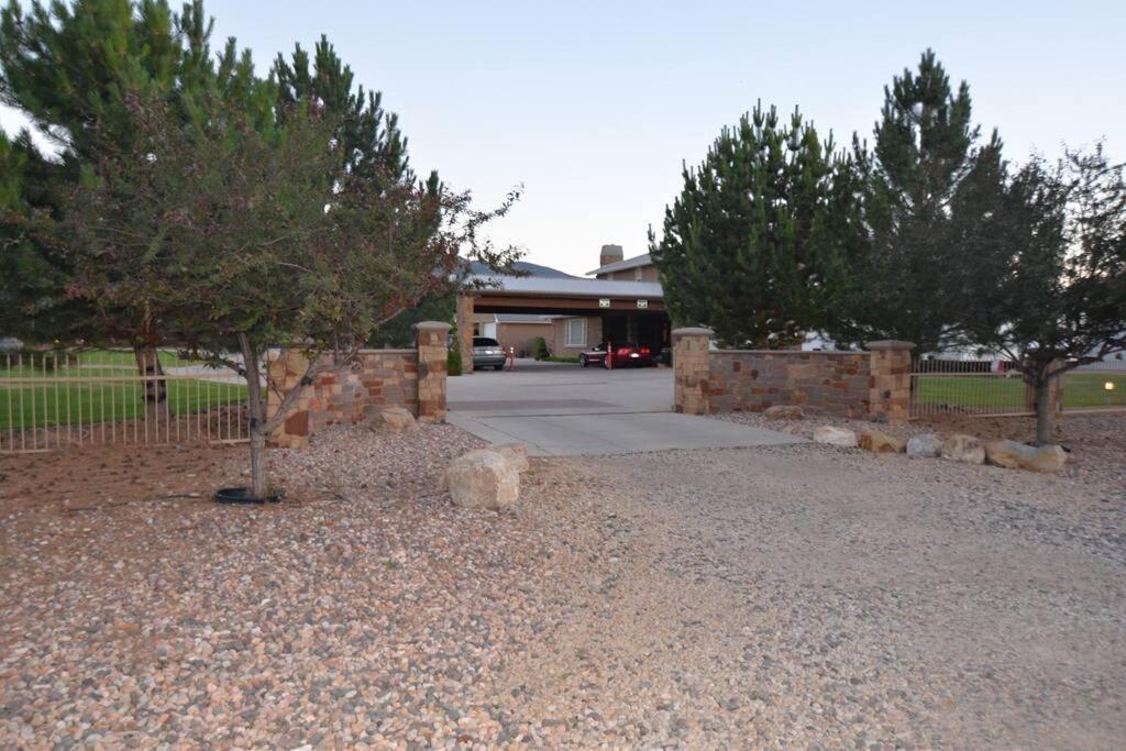 Tacit Shadow Resort Shangri-La King Suite, Gym, Coffee Bar, Hot-Tub, Free Laundry, Food Available Parowan Exterior photo